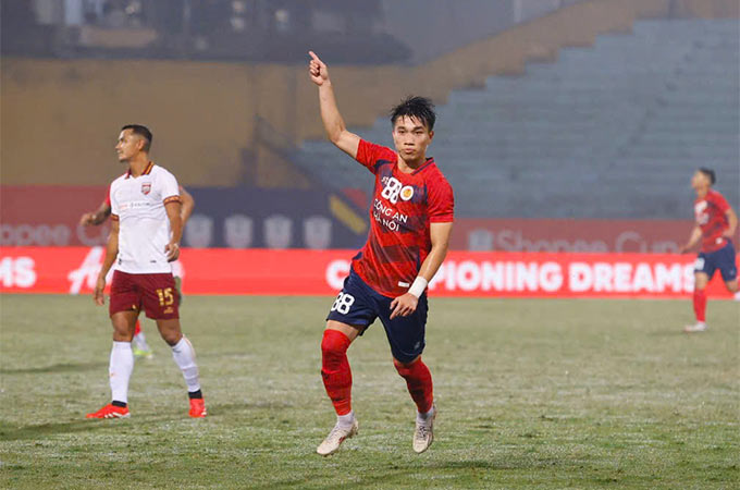 Ngoài việc mất các trụ cột lên ĐTQG, CAHN cũng sẽ thiếu vắng tiền vệ Lê Văn Đô do án treo giò - Ảnh: Đức Cường