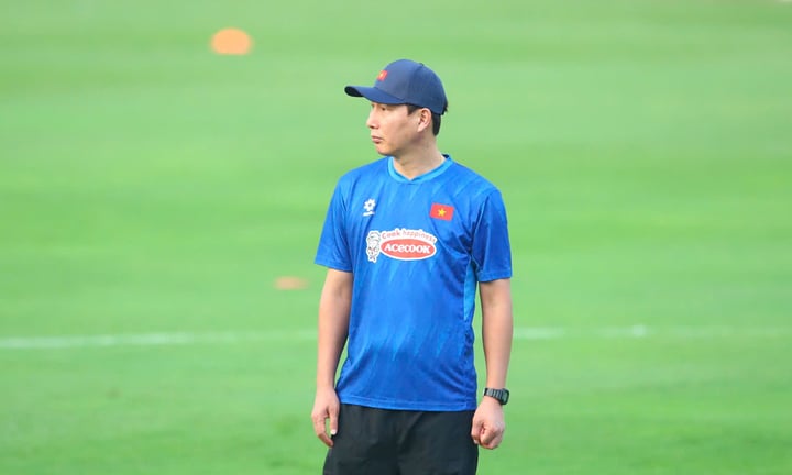 Huấn luyện viên Kim Sang-sik đối mặt với nhiều yếu tố bất lợi.