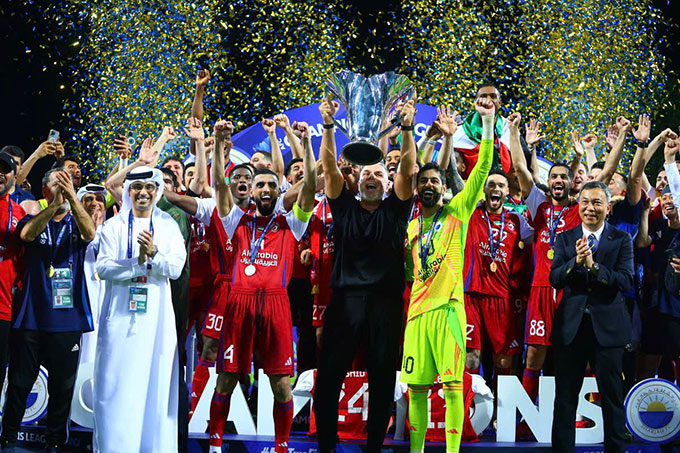 Ông Trần Quốc Tuấn – Ủy viên Ban Thường vụ và Trưởng Ban Thi đấu Liên đoàn Bóng đá châu Á, Chủ tịch VFF trao Cúp Vô địch AFC Champions League Two™ 2024/25 cho CLB Sharjah. Ảnh AFC