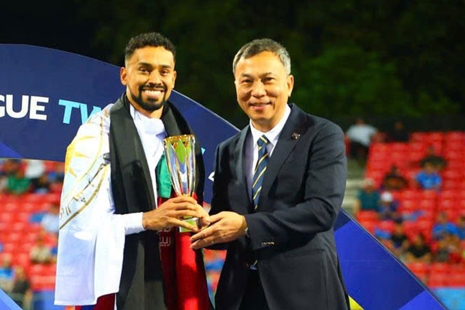 Ông Trần Quốc Tuấn – Ủy viên Ban Thường vụ và Trưởng Ban Thi đấu Liên đoàn Bóng đá châu Á, Chủ tịch VFF trao giải Cầu thủ xuất sắc nhất cho Caio Lucas (CLB Sharjah). Ảnh AFC