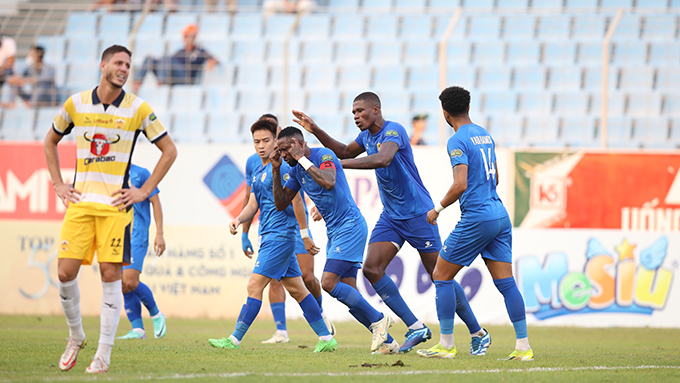 Quảng Nam (phải) sẽ phải có kết quả tốt trước HAGL