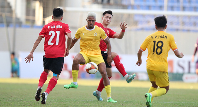 Quảng Nam (áo vàng) có cơ hội trụ hạng nhiều hơn SHB.ĐN